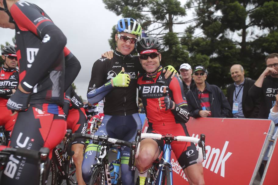 Cadel Evans, prima di dare l&#39;addio al ciclismo professionistico ha partecipato in Australia alla gara che porta il suo nome, la Cadel Evans Great Ocean Road Race. Eccolo prima del via  con Simon Clarke. Afp